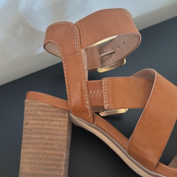 Restricted strappy heels - Picture 10 of 10